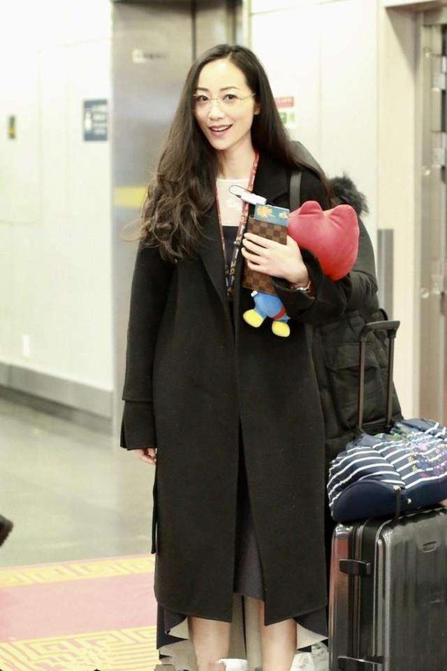 34岁韩雪仍旧一副少女模样,一身黑色搭配运动鞋,整体美上天了!