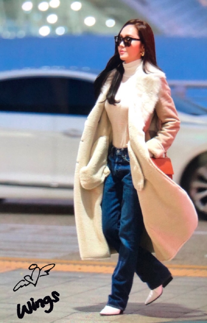 郑秀妍墨镜红唇现身机场 穿毛领大衣化身"冬日女友"