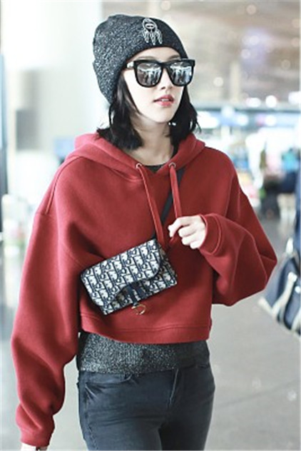 景甜黑超遮面亮相机场,穿酒红卫衣休闲简约,对镜甜笑少女心十足