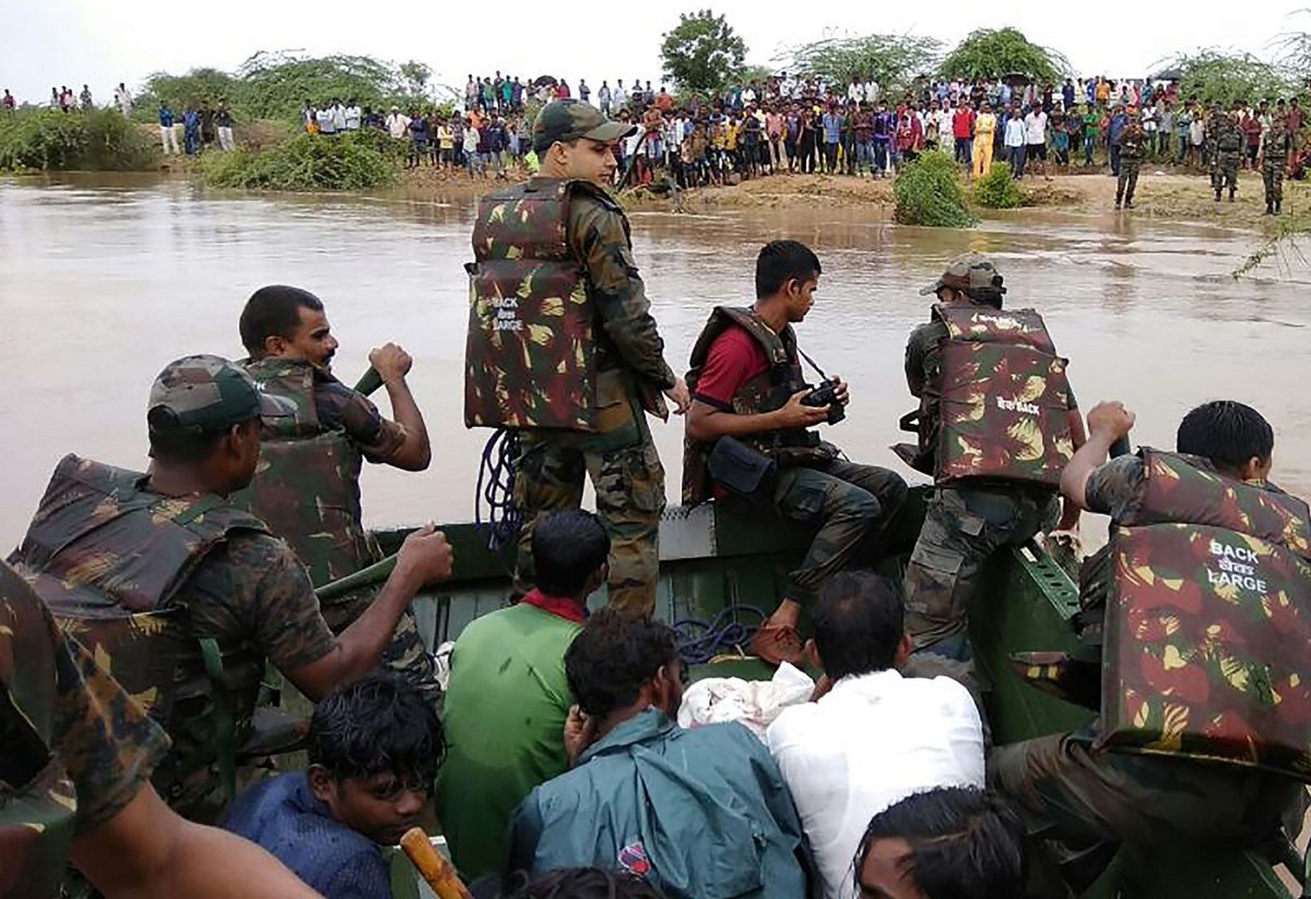 男子偷渡到缅甸充当雇佣军# 到缅甸当雇佣军有多赚钱?竟然偷渡过去.
