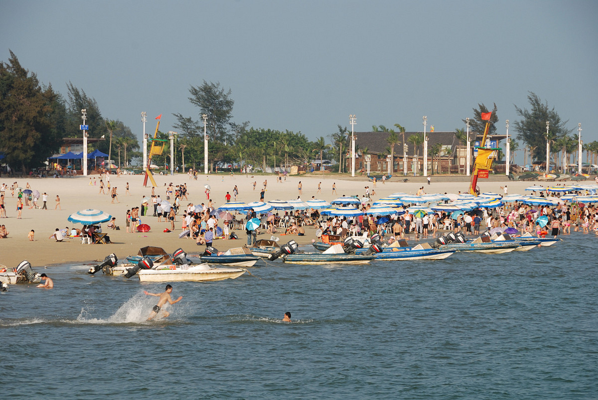 每年的6月都是朝阳公园海洋沙滩节开幕的日子,碧水蓝天之下,让我迷谮