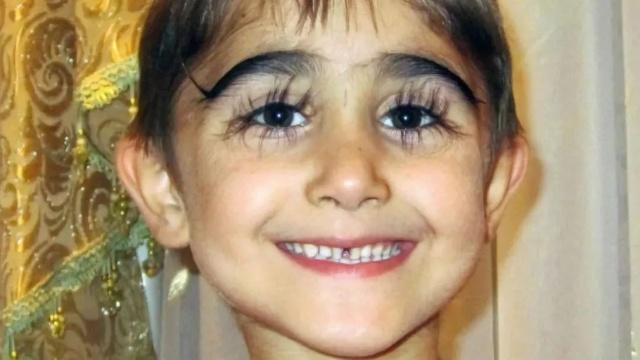 "睫毛精"男孩走红,睫毛长达4.3厘米,眉毛比"蜡笔小新"还黑