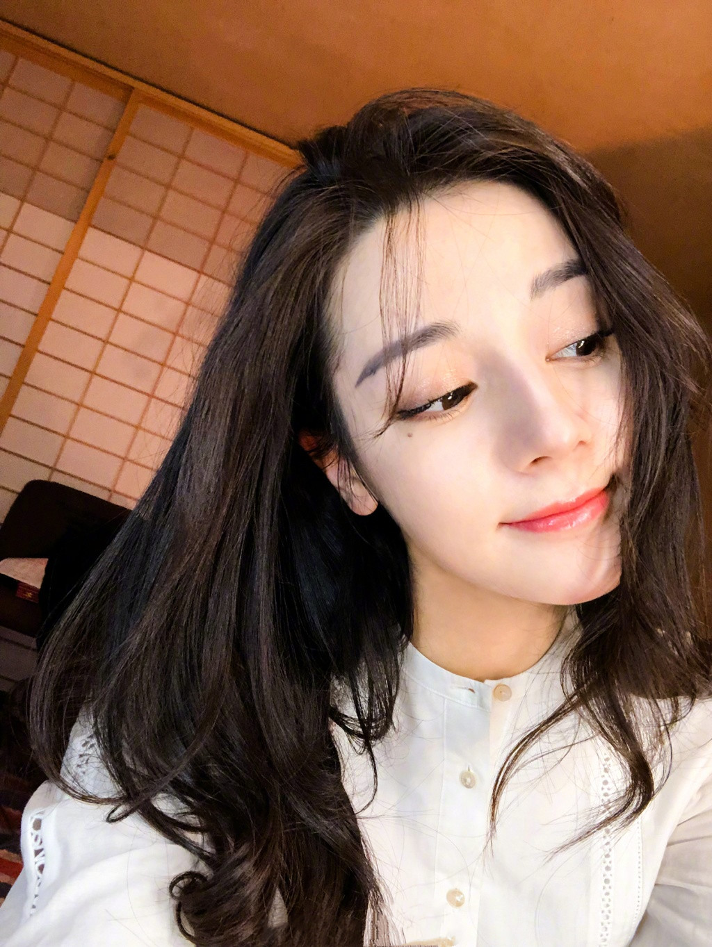 热巴小姐姐的自拍除了美,还有俏皮到不能停,太发光发亮了