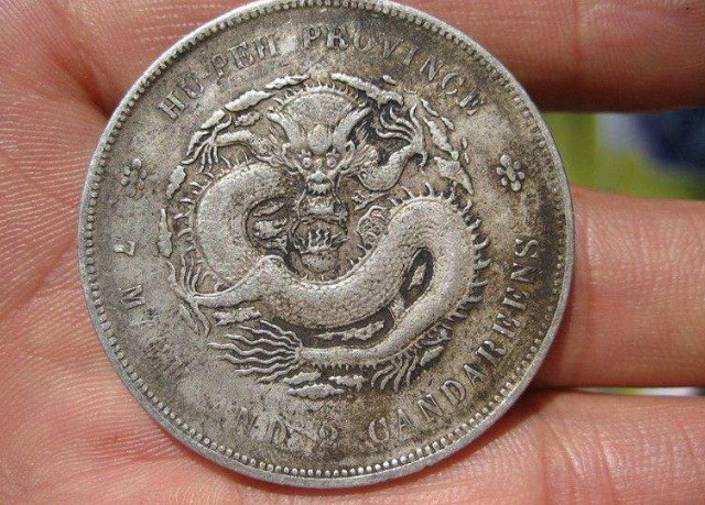 阿姨拿"银疙瘩"鉴宝,专家手都哆嗦,大呼:还是限量版的!