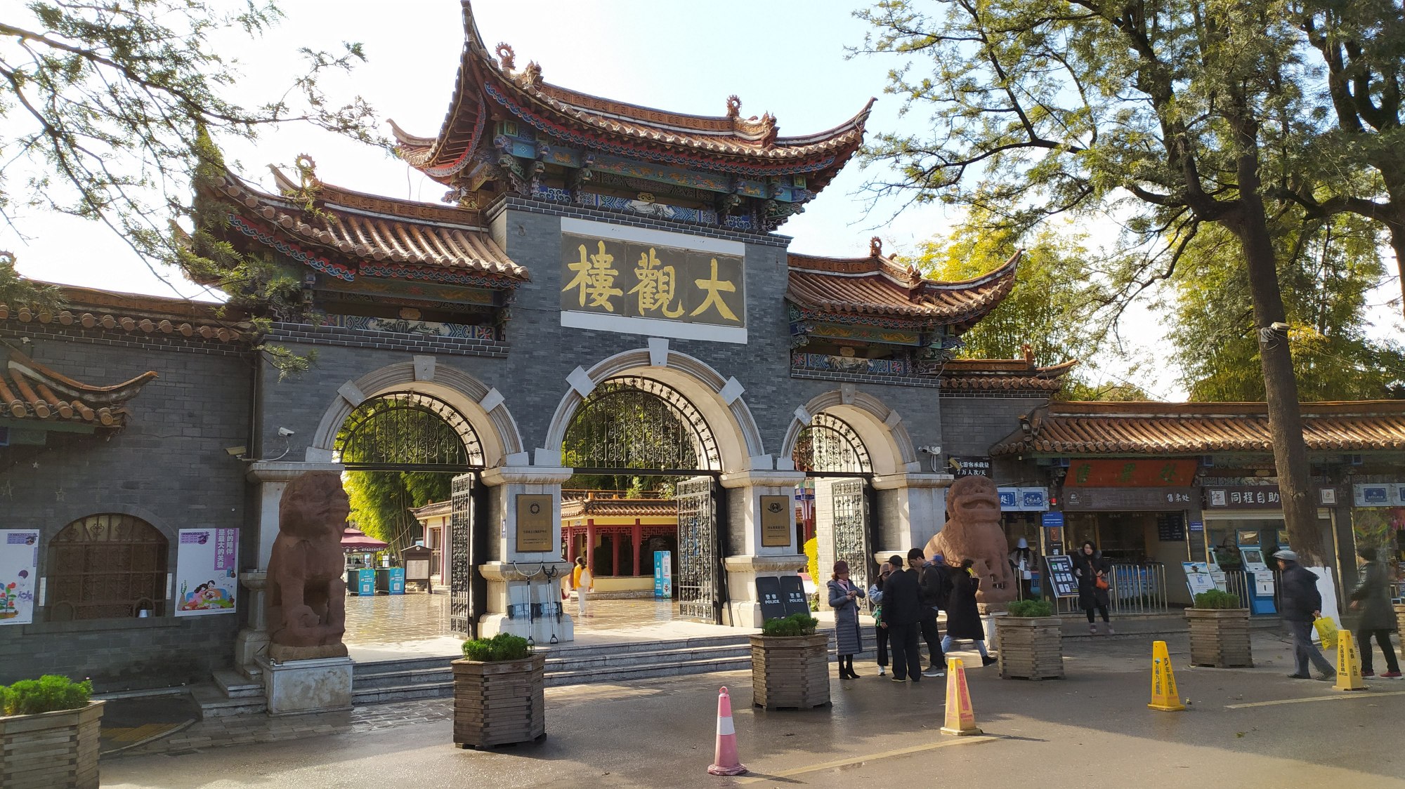 游春城昆明的大观楼,欣赏古今第一长联,观看海鸥翱翔天空!