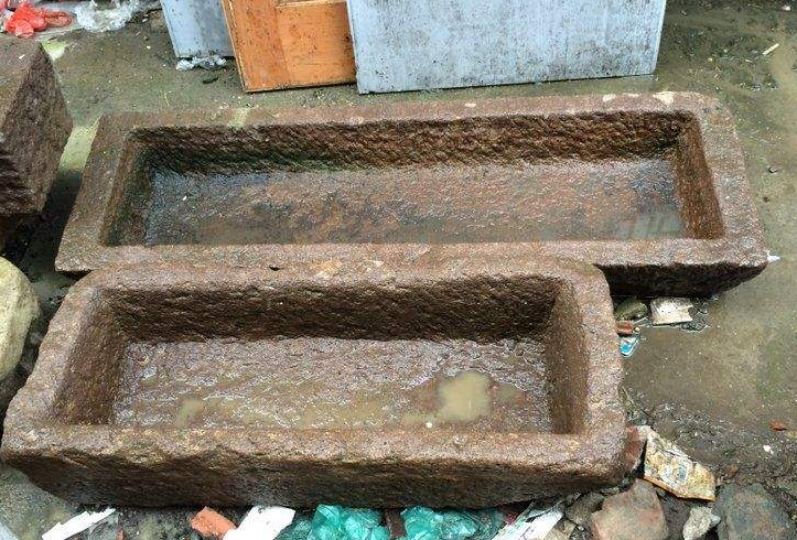 乡下喂牲口的"石槽",现在价值高,带回小院养花草,温润质好