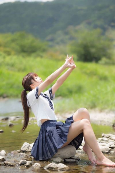 难以忘却的夏日 在水中嬉戏的可爱水手服少女