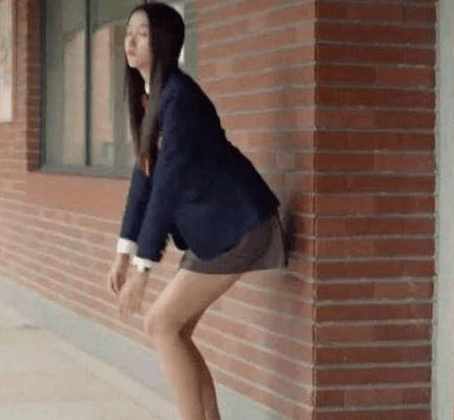 关晓彤透视裙走光被路人偷拍!网友:鹿晗娶她回家要注意身体啊!