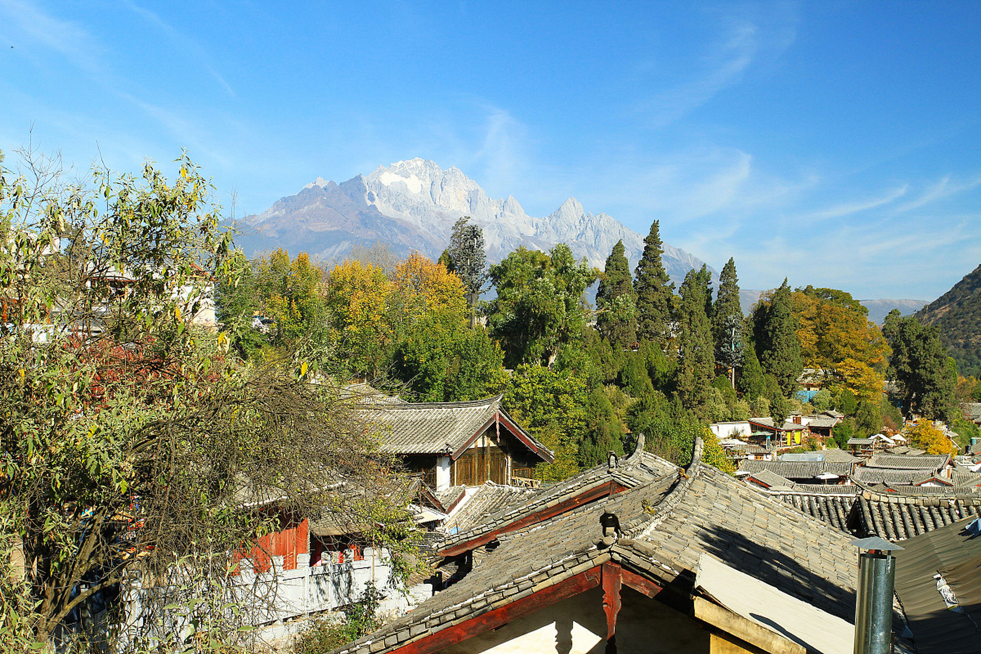**白塔公园**:位于大姚县城内,是一个集自然景观和人文景观于一体的
