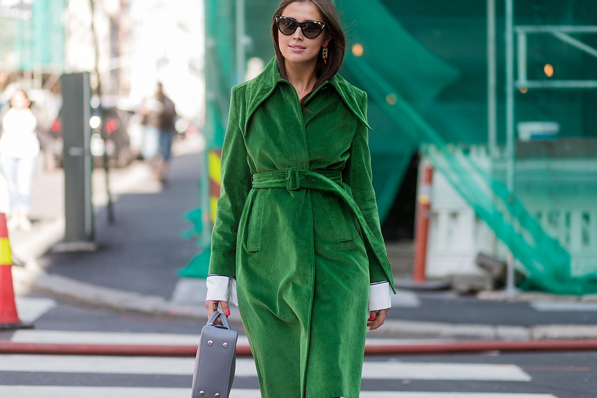 一个穿上深绿色衣服的人,让人意外的发现,原来这种颜色竟然有如此的