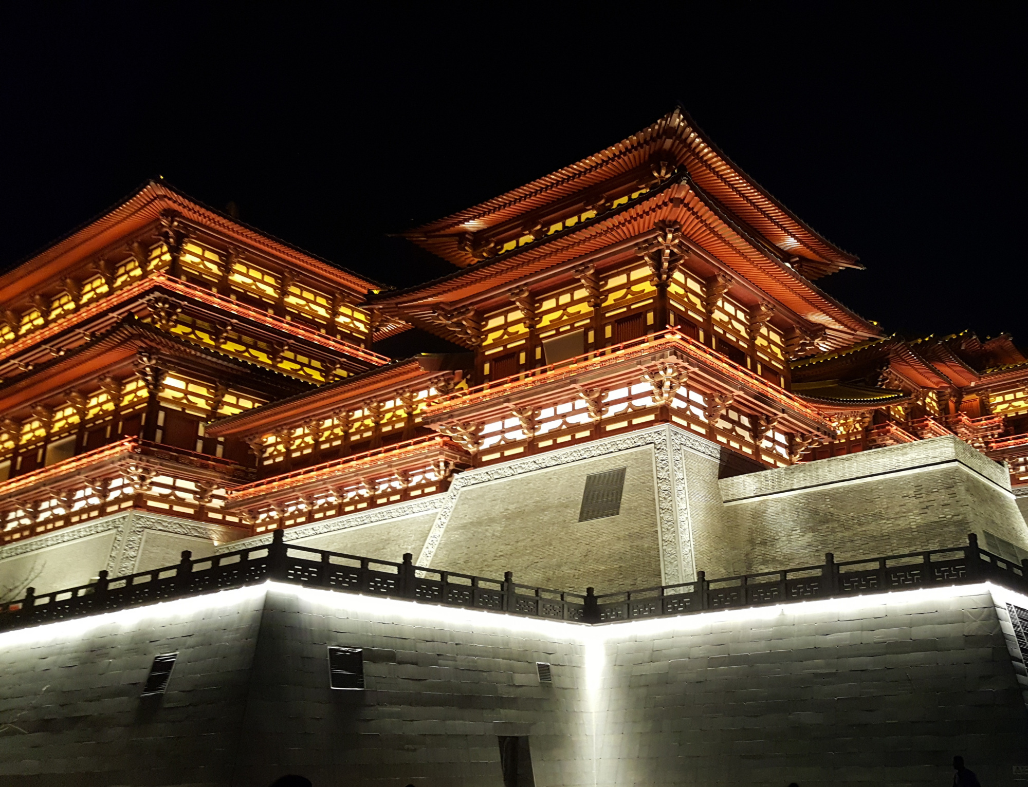 河南省洛阳市国庆节展示震撼夜景:现代化与古都景观形成有机结合