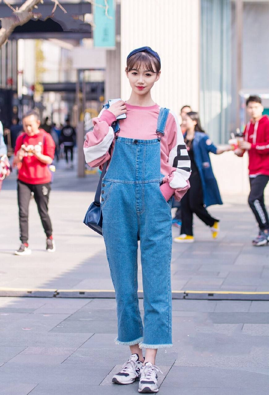 街拍:温婉尔雅的小姐姐穿长袖 背带裤优美曲线羡煞人,优雅动人