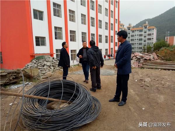 富源县教育局对黄泥河镇十星级学校及现代学校进行验收