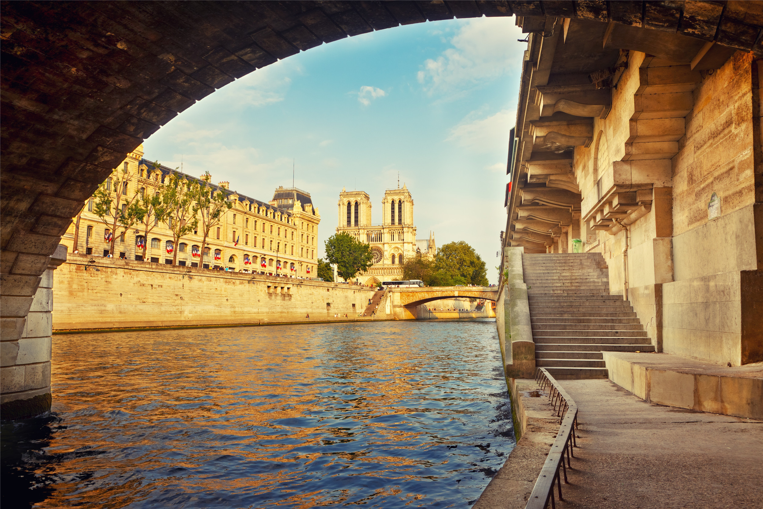 桥洞窥天,又是一番美景,蓝天白云小河有流水,很美.