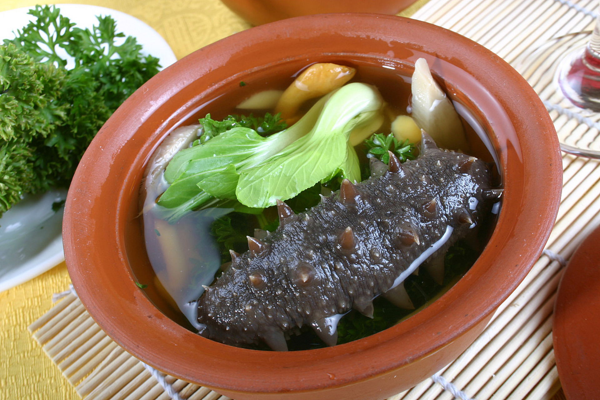 四款特色菜谱:枸杞红枣炖鸡滋阴补肾,海参鲍鱼炖排骨养颜美容,花旗参