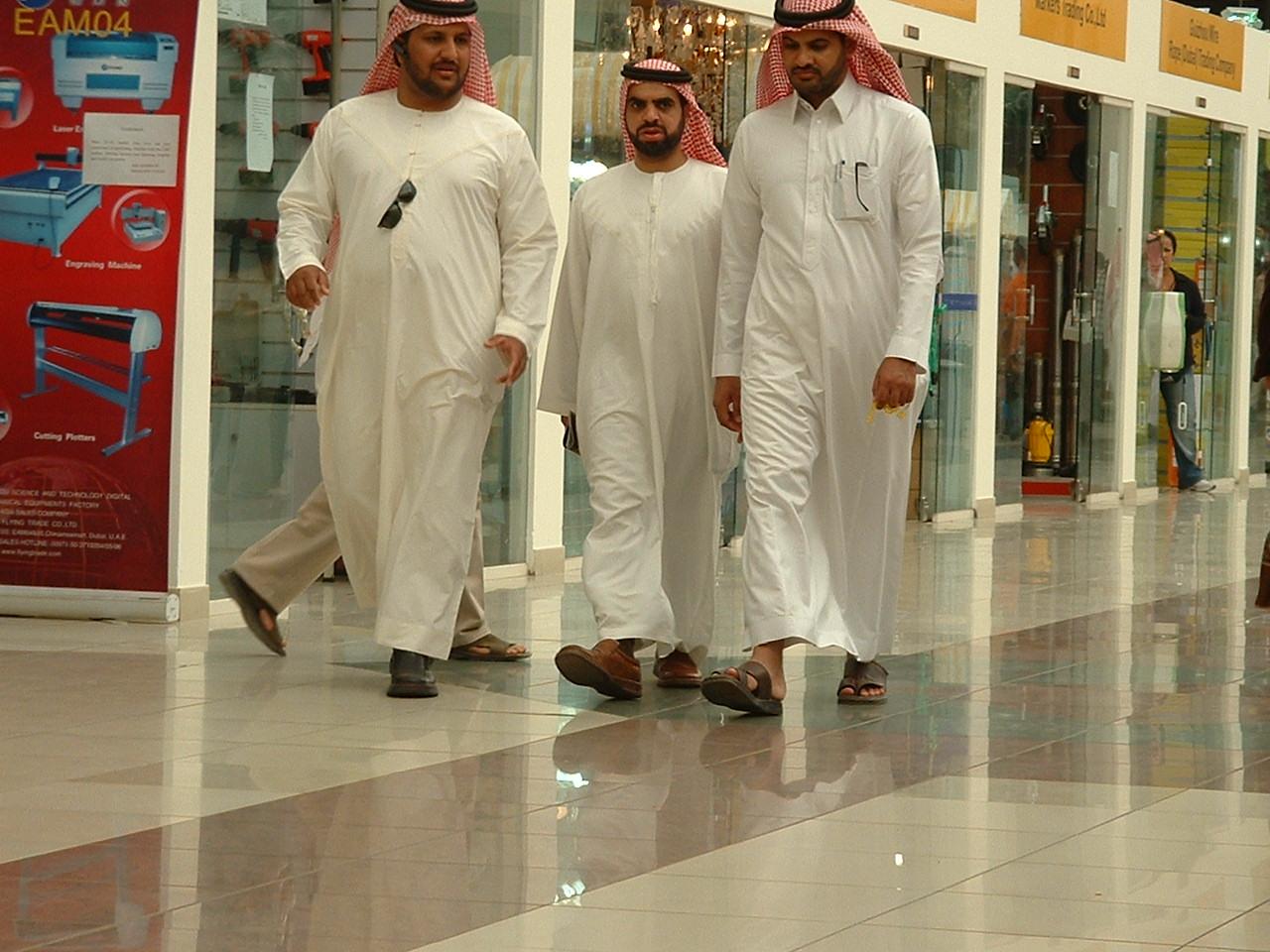 为什么中东成年男人要穿大长褂子呢?