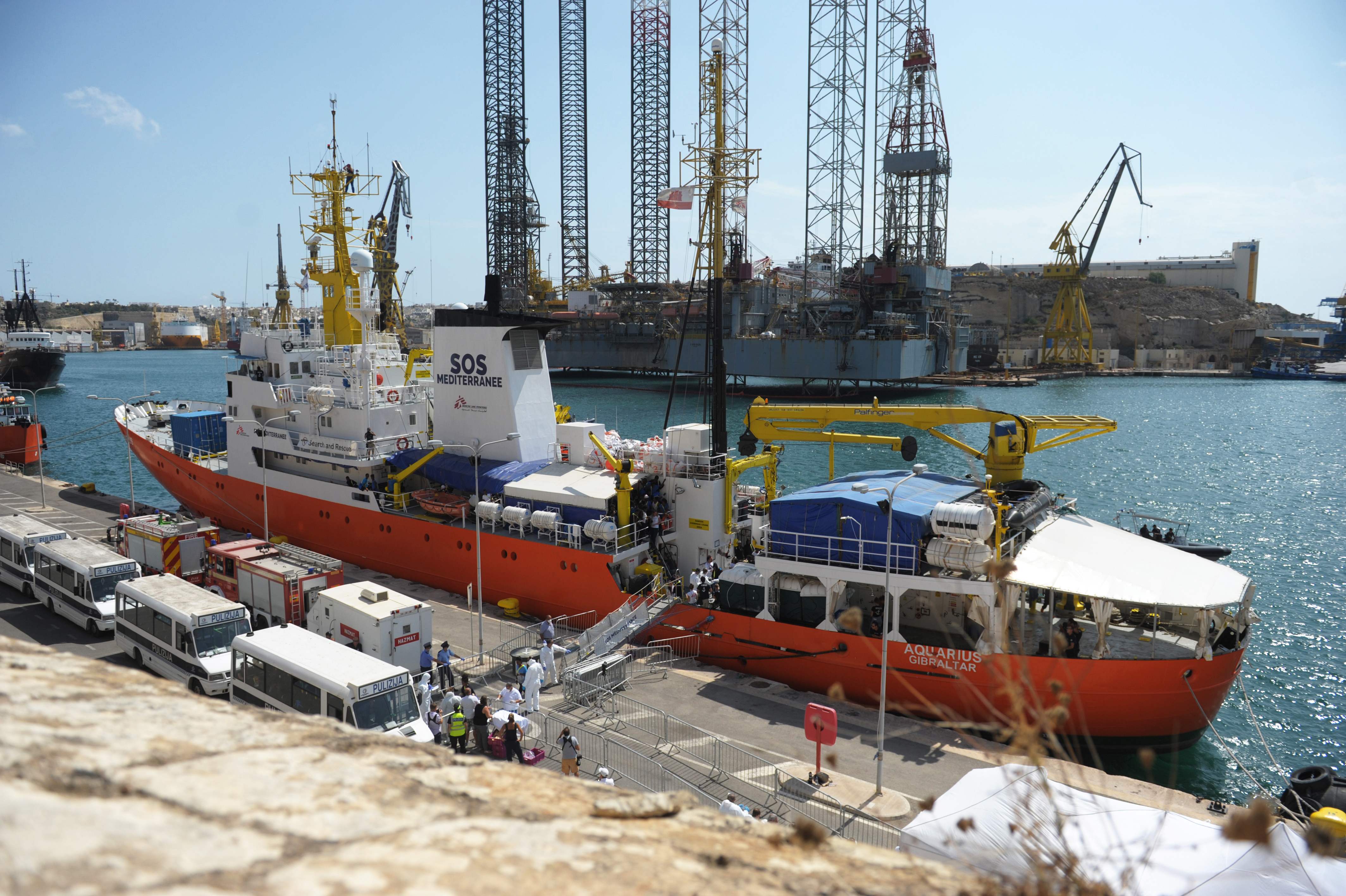 民间救援船"阿奎里厄斯"号在马耳他靠岸(9)
