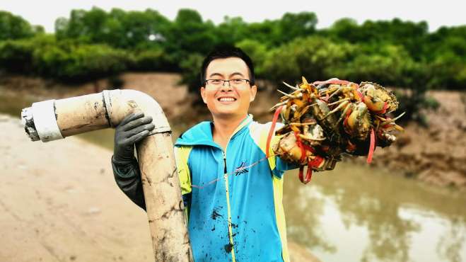 [图]渔夫去收水管陷阱，抓的螃蟹吃不完了，给地球哥送点过去