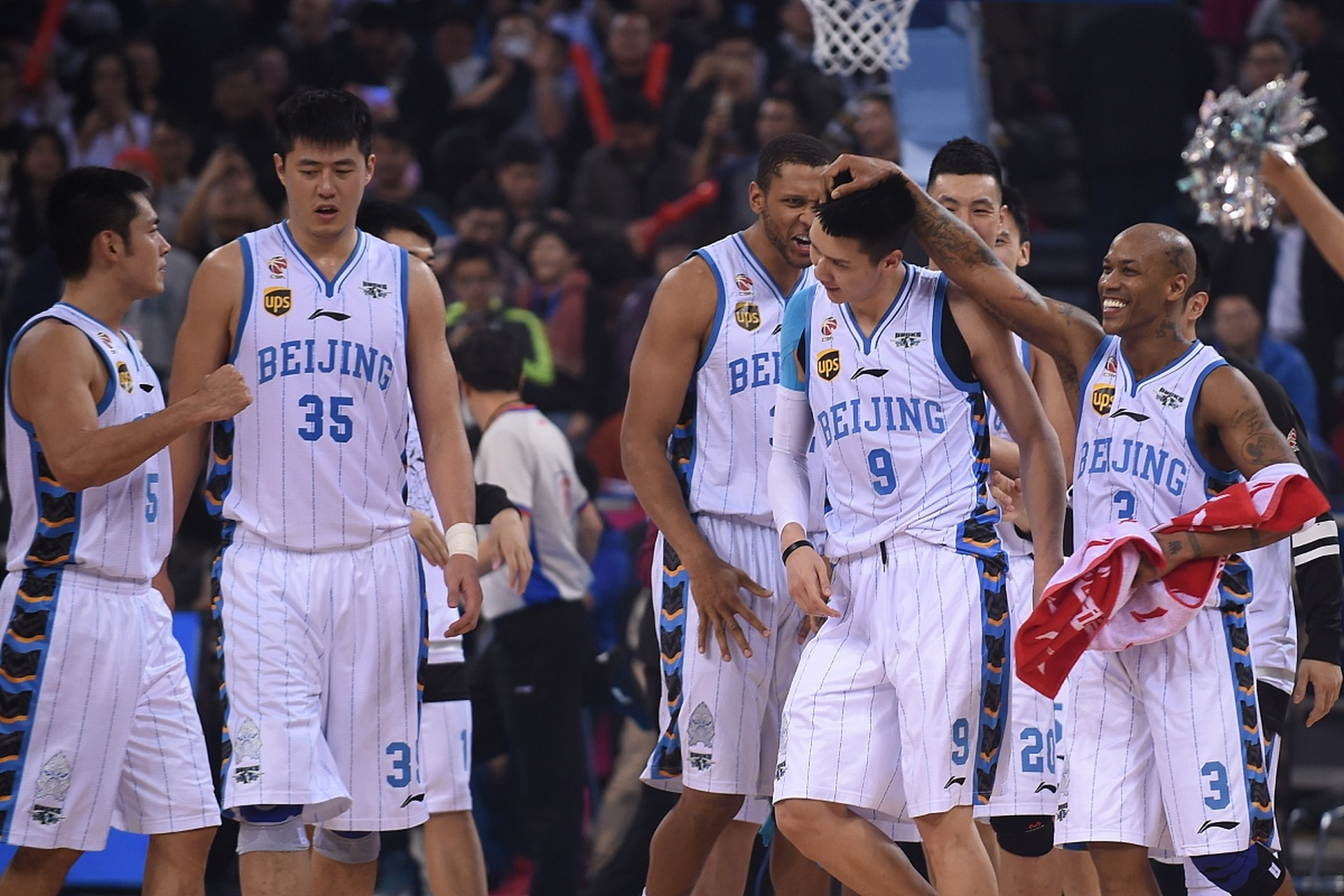 在北京首钢男篮2022-23赛季的备战中,选择一个合适的后卫外援成为了