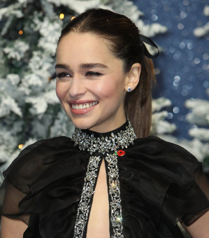 龙妈艾米莉亚出席伦敦首映,一袭连衣裙十分优雅,笑容具有感染力