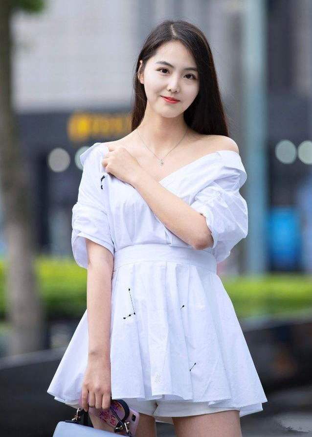 笑容迷人的小美女,白色露肩上衣 白色短裤,清纯又性感