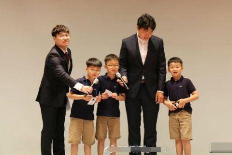 "表情包小王子"宋民国近照曝光,同爸爸出席节目,长高不少