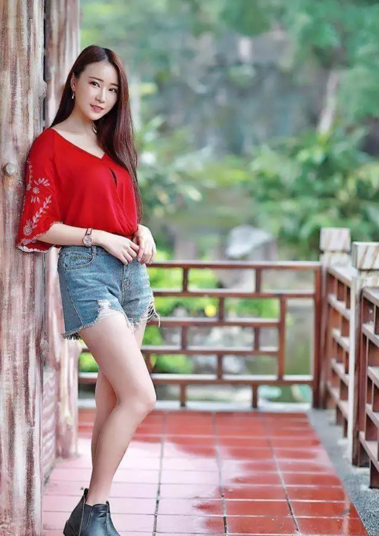 街拍美图:温柔可人的美女,穿搭时尚性感,肤白貌美令人