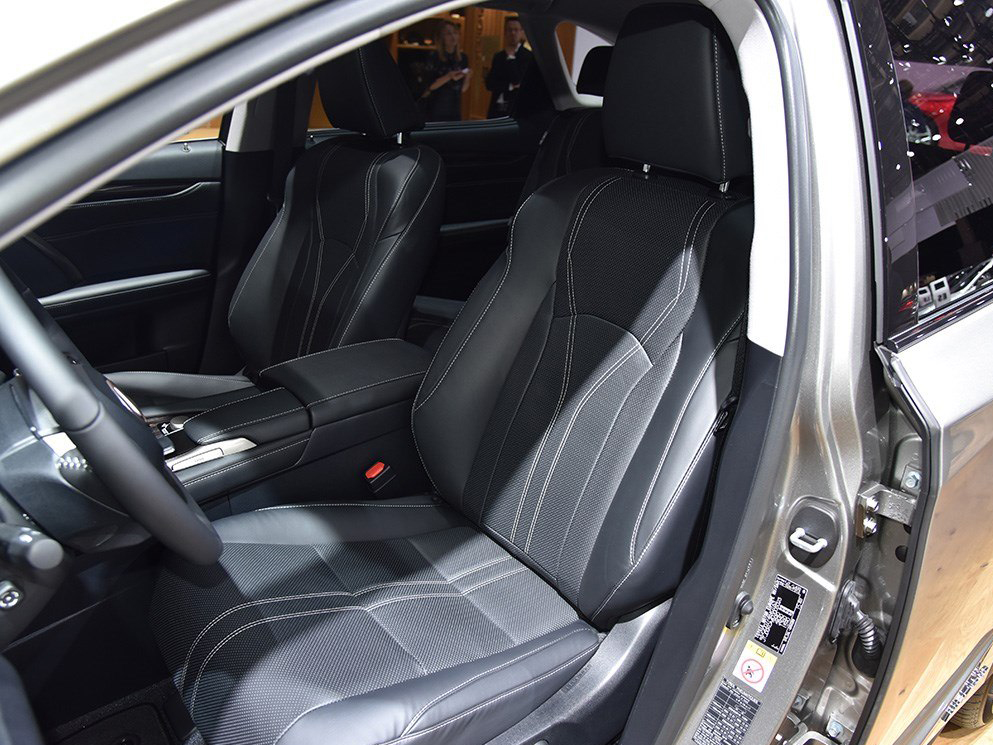 雷克萨斯的内饰一向非常讲究,整体能触摸的地方都采用皮质和搪塑包裹