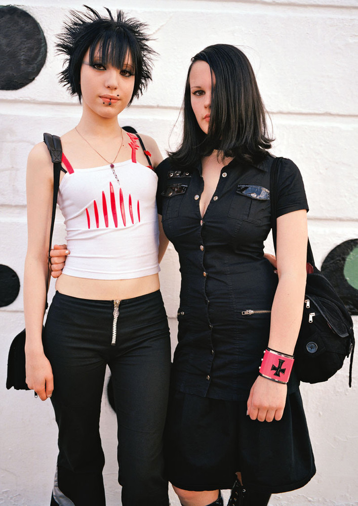 他们渴望不同,总是试图去寻找自己群体的代码,比如