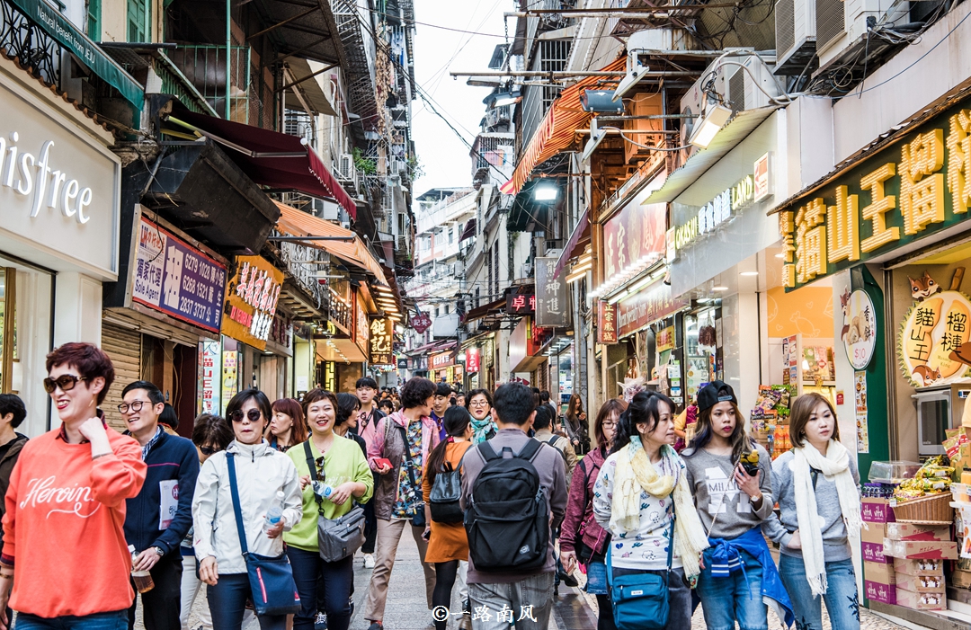 实拍澳门街景,当铺和钟表店成行成市,知名地段密密麻麻都是人!