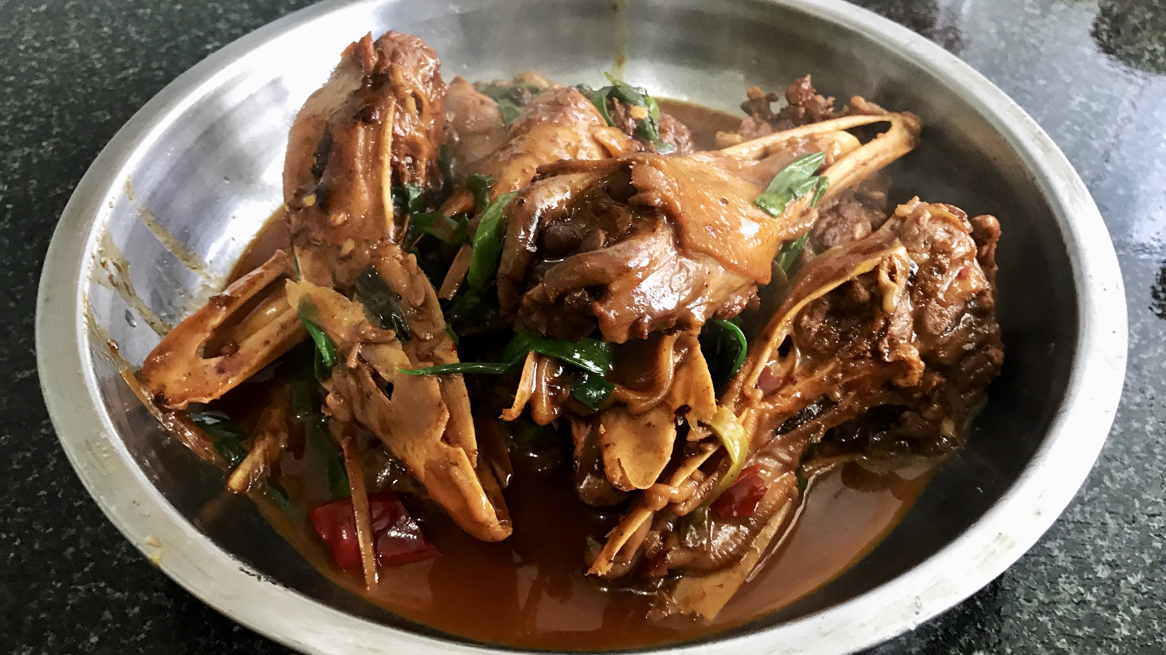 香辣鸭头的美味做法,90后美女在出租屋吃得很过瘾