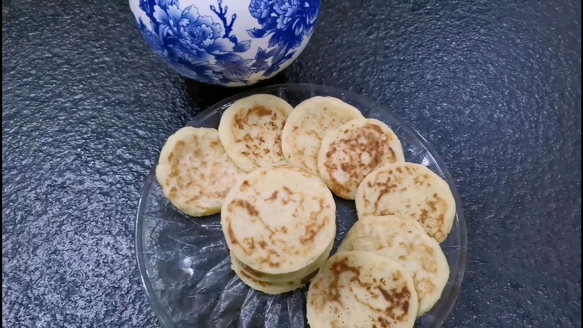 加面粉的红薯饼,非常可口,软糯香甜,小孩天天想吃