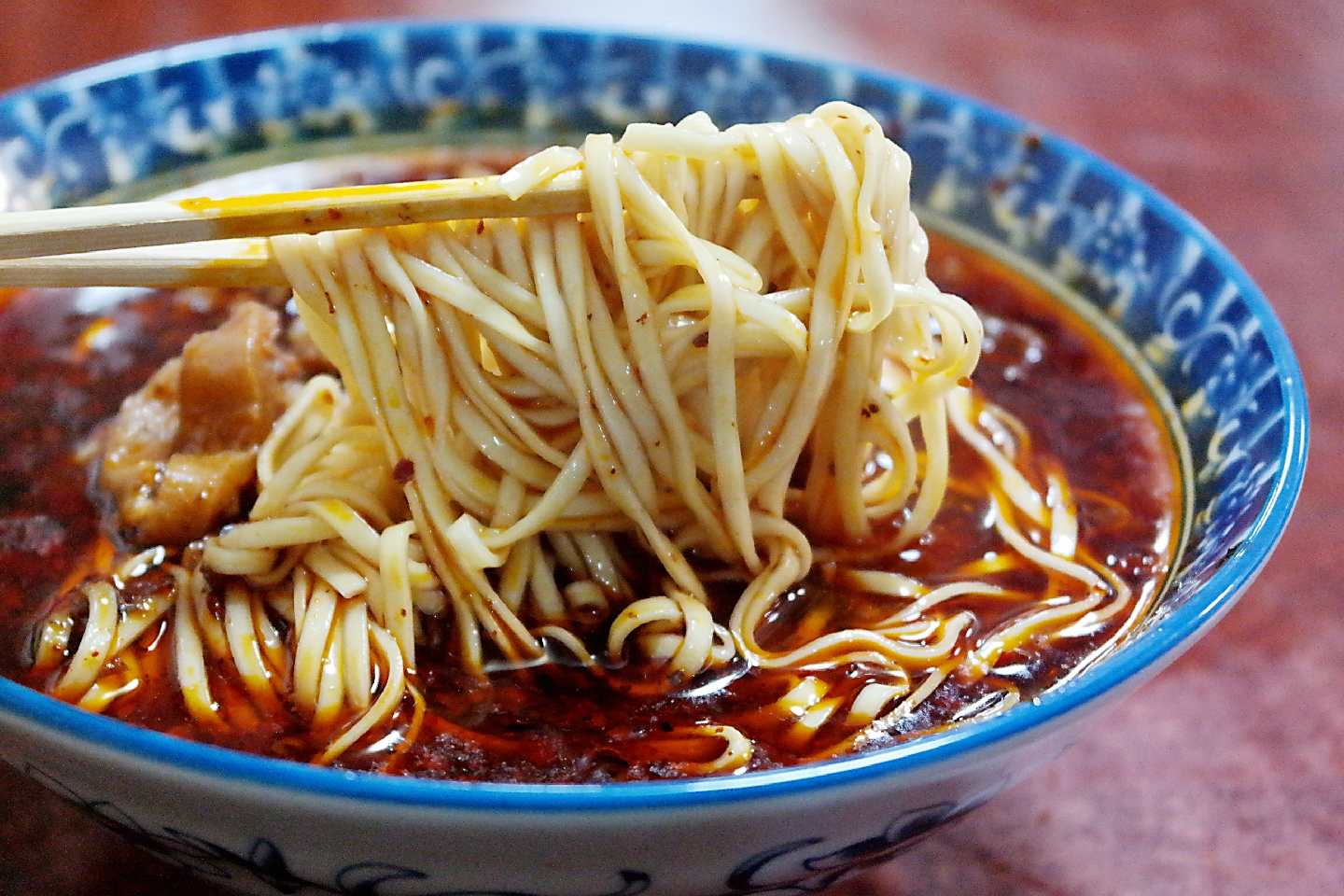 邵阳的面条选用的是鸡蛋碱面,面条不用煮得太熟,很多人都会特意交待