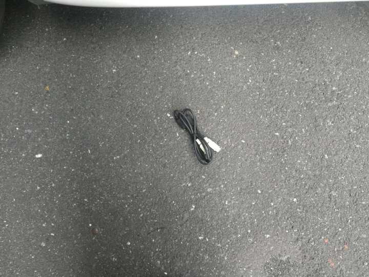 突发 | 一根电源线从天降,把玛莎拉蒂砸出两个洞