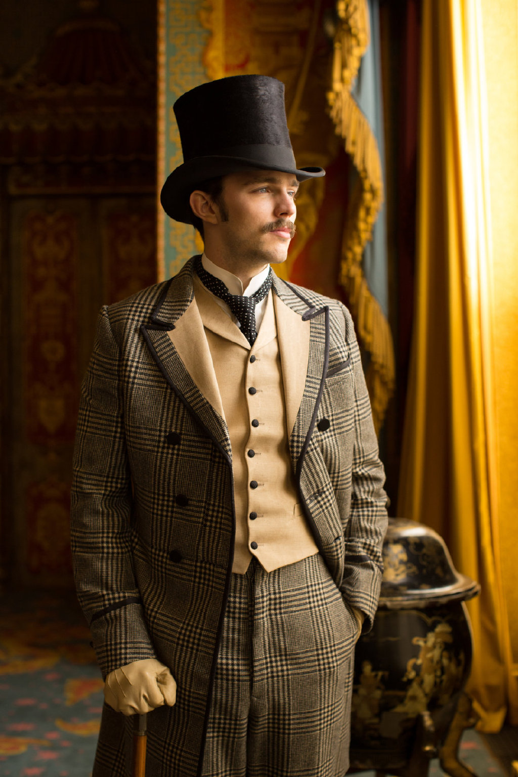 《电力之战》新剧照,卷福饰演的爱迪生