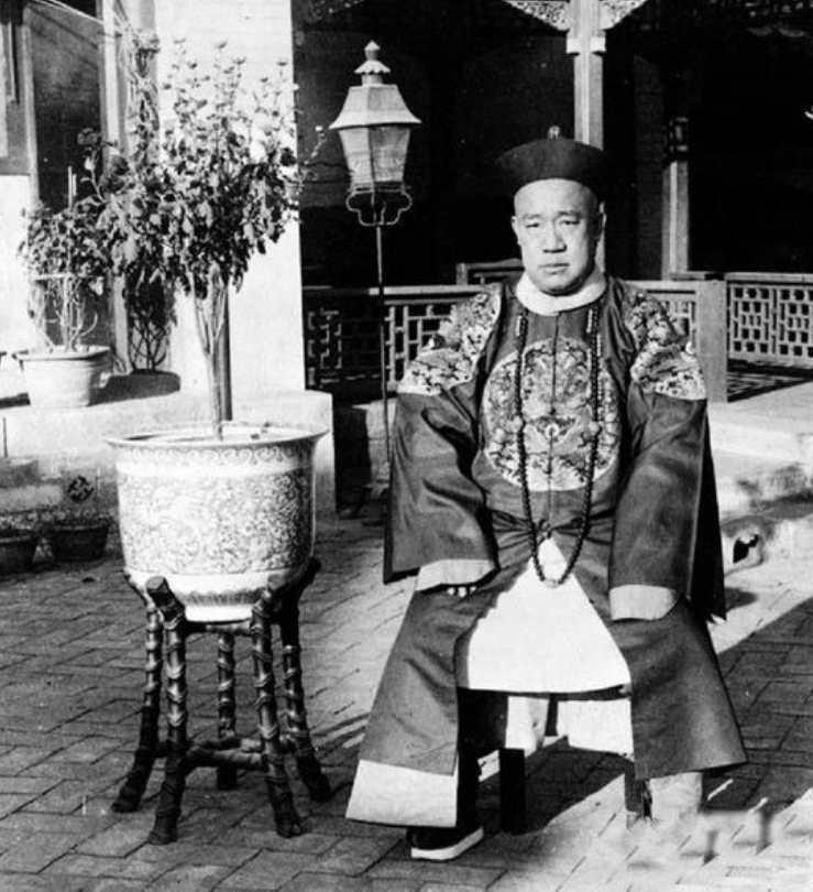 晚清珍贵老照片:图三是海军大臣载洵,图六是晚清的穷人