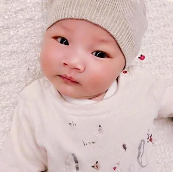 王祖蓝高调晒娃,大眼睛大鼻子像极了爸爸,完美遗传爸妈好基因