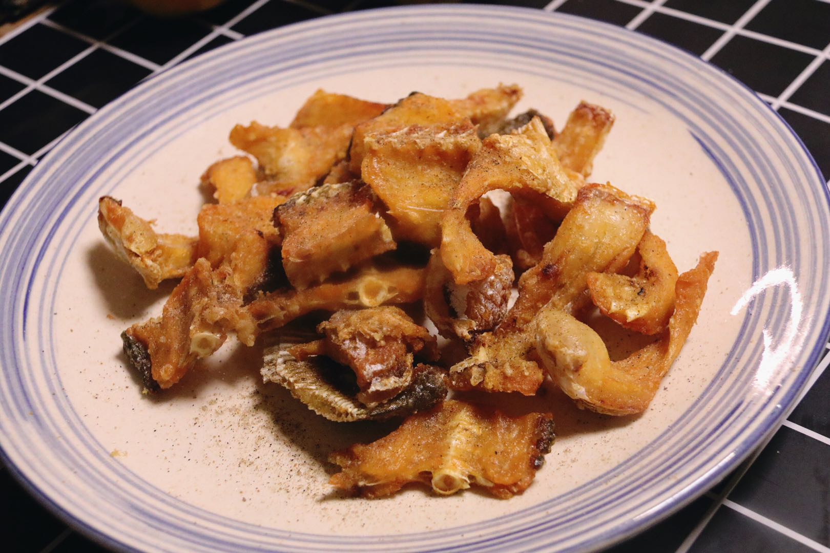 剩下的鱼骨不要扔,一烤一炸,又是道焦香酥脆的椒盐鱼骨!