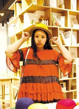 在2003年的时候微博上的某位摄影师,在北京三里屯拍到了一位"大美女"