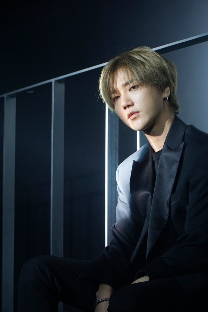 光影交错下的忧郁男子 艺声音乐剧海报拍摄花絮照公开