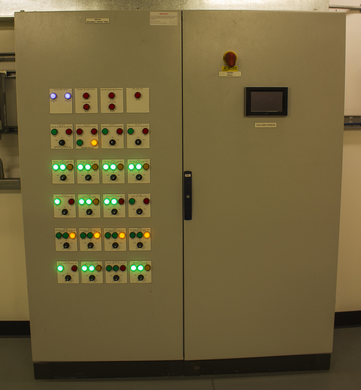 市场上有几种类型的电梯控制柜,控制柜类型取决于电梯的具体应用和