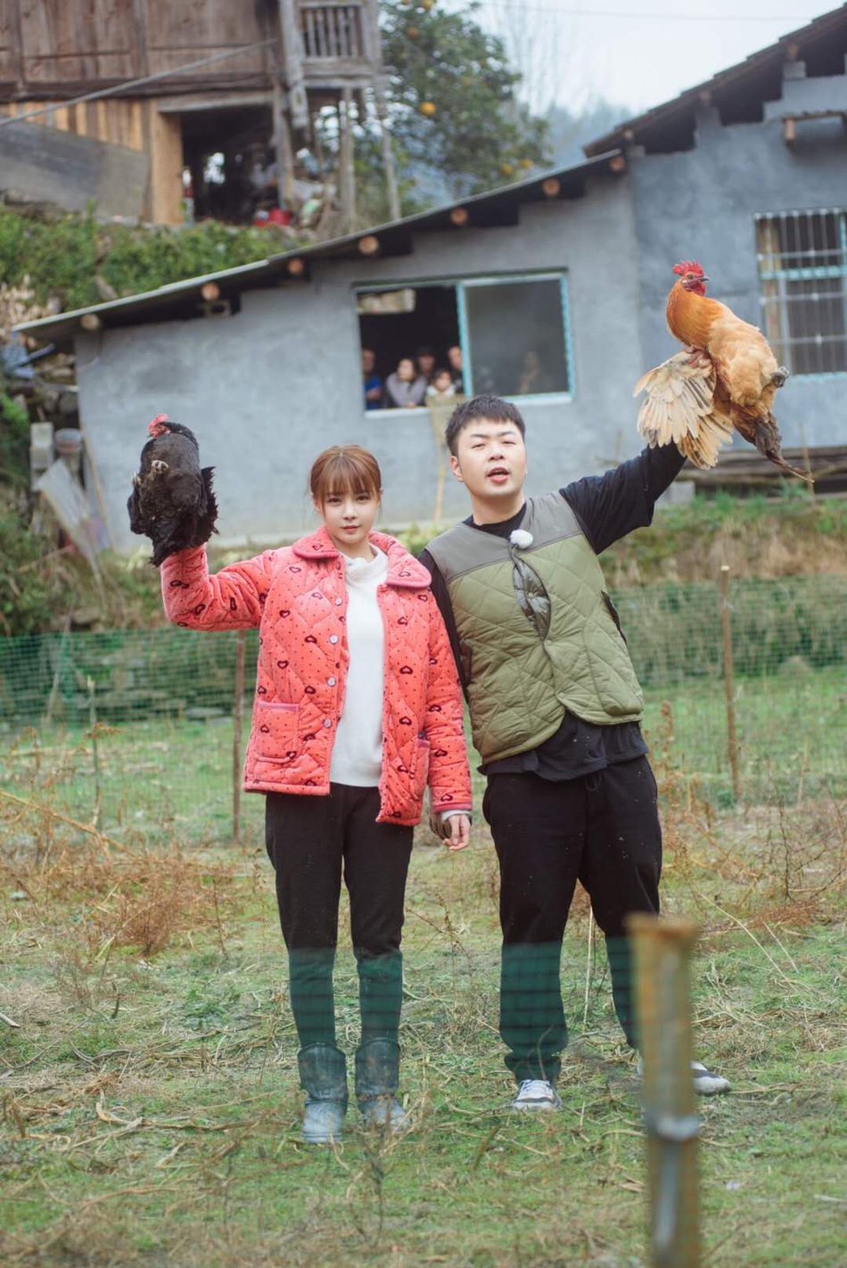 杜海涛沈梦辰穿土味情侣睡衣 田里抓鸡手忙脚乱