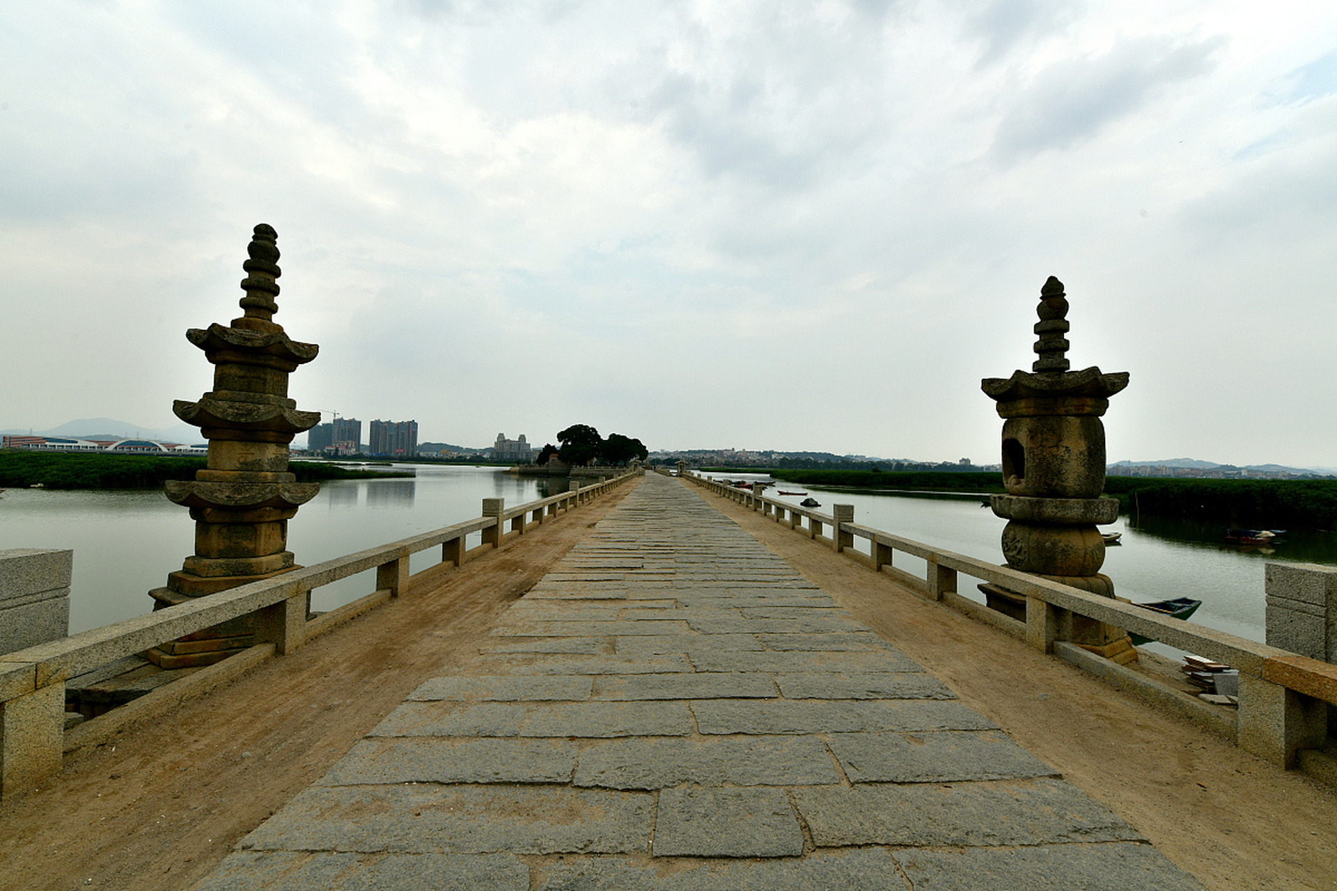 洛江区位于福建省泉州市,是一个旅游胜地,拥有自然风光和人文历史.