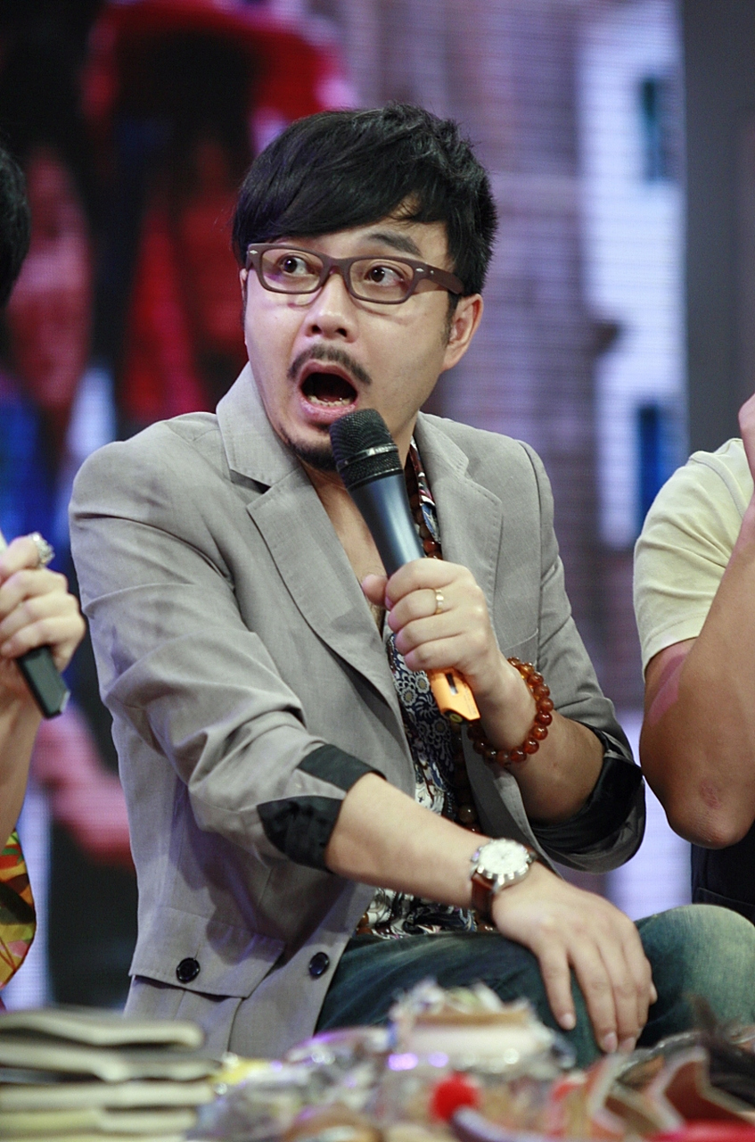 一阵风,把她的裙子吹了起来,当时我看到的那个画面