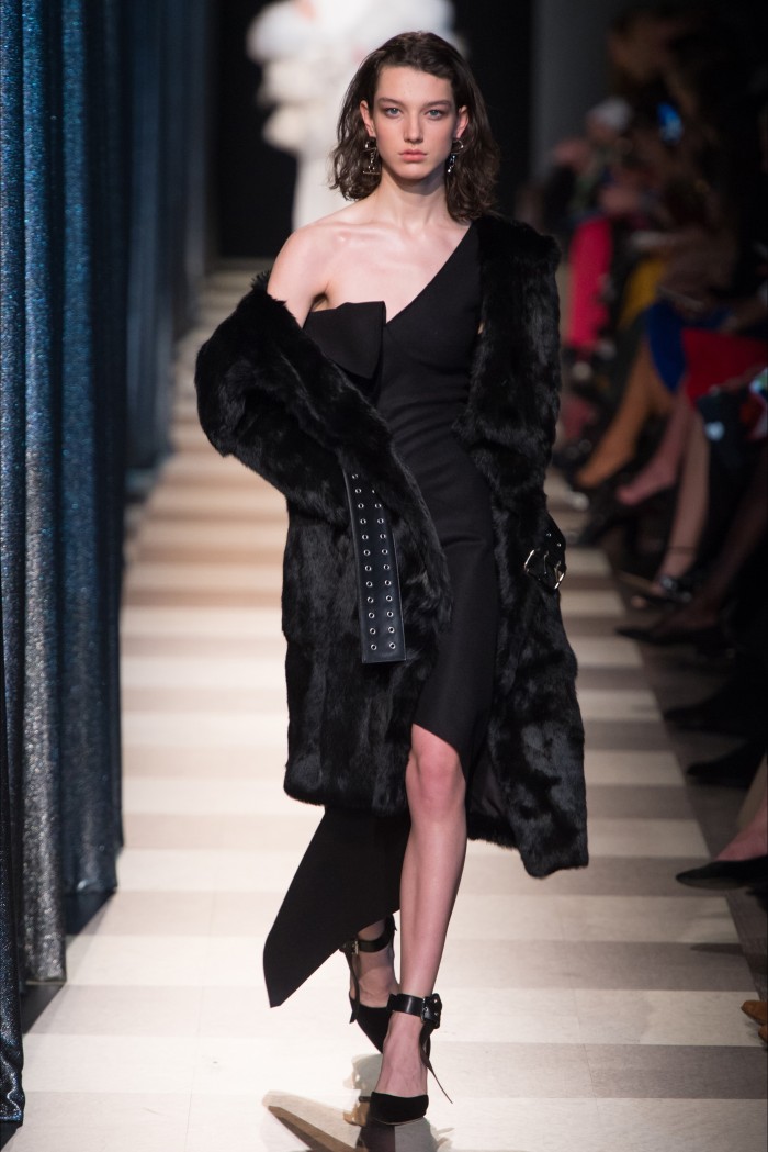 女模特在t台上自信优雅,走秀落落大方,这身时装设计感十足,尽显国际