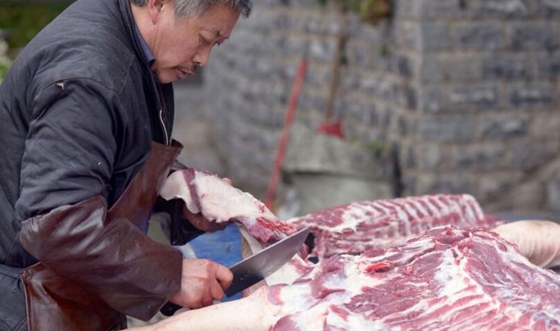 农村杀猪大叔,月赚5千块人人羡慕,可却是光棍一个,娶不到媳妇