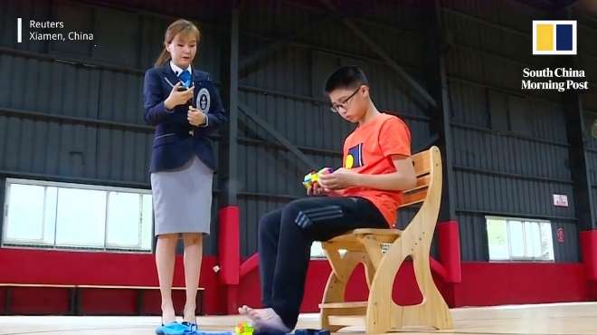 中国13岁男孩手脚并用同时还原3个魔方，用时1分36秒打破世界纪录