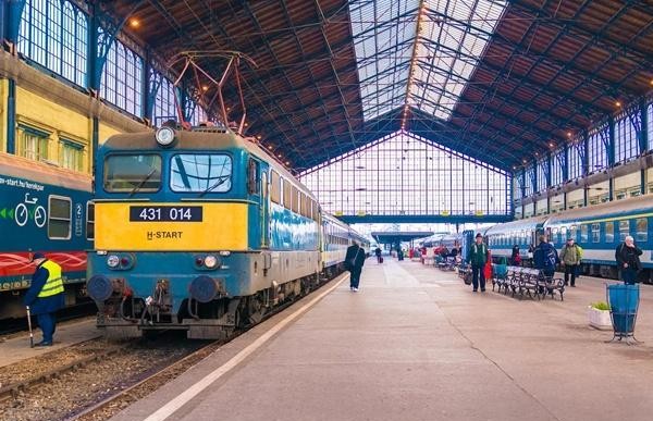 匈牙利"全自助"火车,买车票跑上跑下,当地人:自助真麻烦