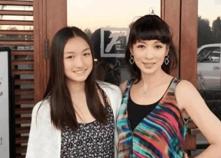 她是《唐伯虎点秋香》的冬香,女儿颜值超高,坦言下次要嫁中国人