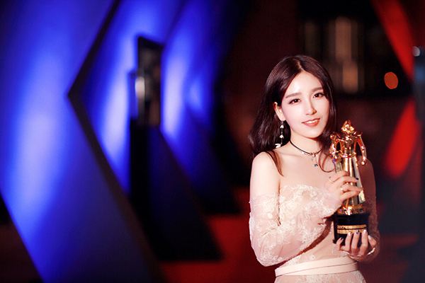 rita比赛解说姿态没绅士风度吐槽,衣丑妆也丑,老了近十岁!